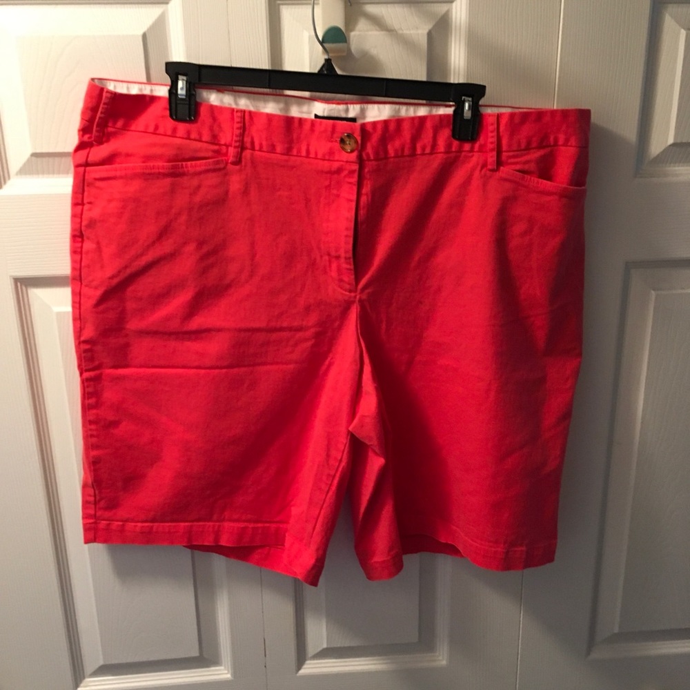 Coral shorts, chino material, mid rise